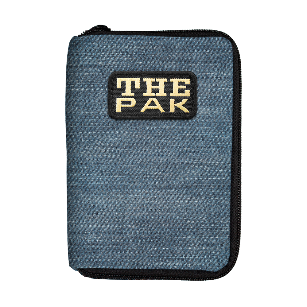 Die Abbildung zeigt das Produkt "The Pak Jeans Edition Darttasche". Die Tasche ist blau und hat vorne ein auffälliges "THE PAK"-Logo.
